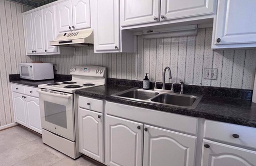 Rosewood Condo | Quaint and cozy 2 Bed, 1 Bath