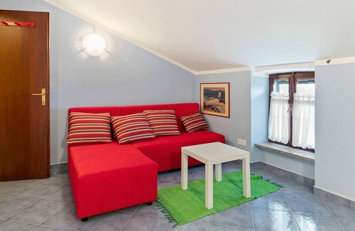 Krmed House | Quaint Apartment in Rovinj with Terrace