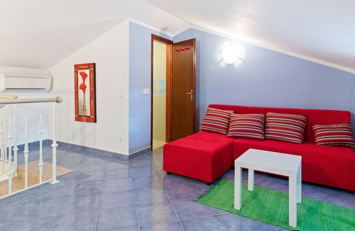 Krmed House | Quaint Apartment in Rovinj with Terrace