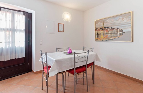 Krmed House | Quaint Apartment in Rovinj with Terrace