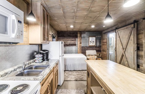Rockport Cottage | Quaint cabin super close to the marina, restaurants and activities!