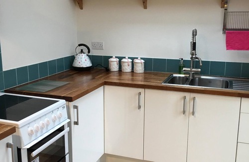 Mount Hawke Cottage | Quaint Cosy Country Cottage 5 minutes to the nearest mile and a half sandy Beach