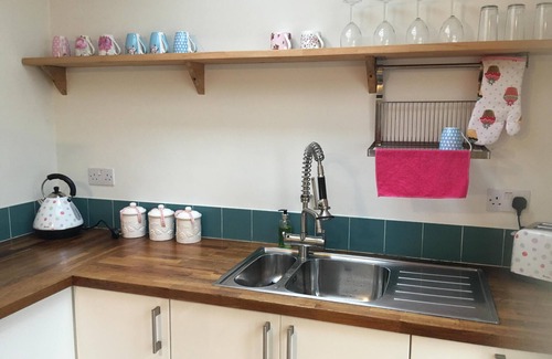 Mount Hawke Cottage | Quaint Cosy Country Cottage 5 minutes to the nearest mile and a half sandy Beach