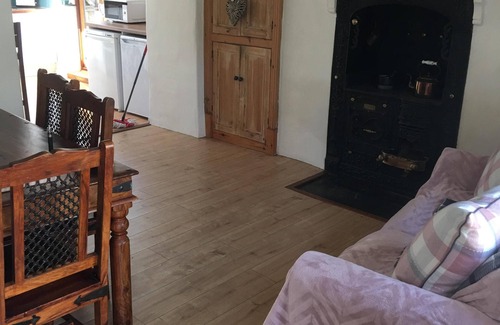 Mount Hawke Cottage | Quaint Cosy Country Cottage 5 minutes to the nearest mile and a half sandy Beach