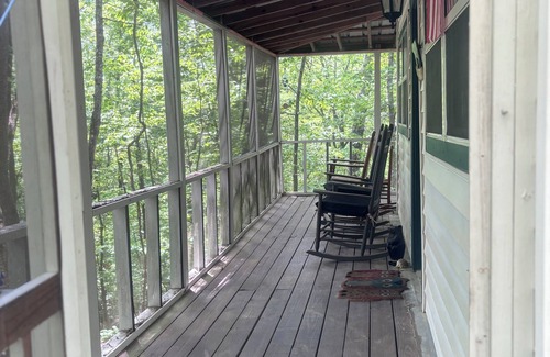 Cedar Bluff Cottage | Quaint Cottage Getaway