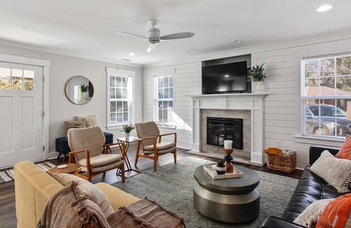 Thunderbolt House | Quaint Cottage Home on College