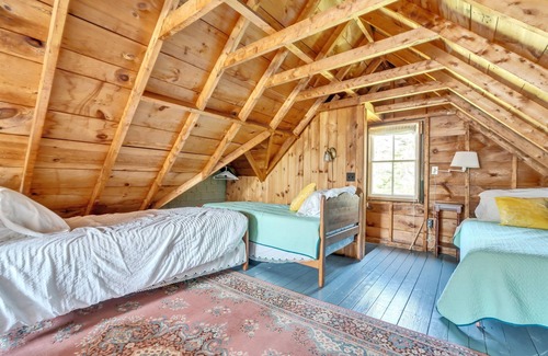 Martinsville Cottage | Quaint cottage with the charm & tranquility one looks for on the Coast of Maine