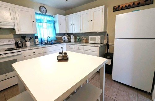 Crescent Beach Cottage | Quaint, Cute and Clean! Sleep 4 comfortably