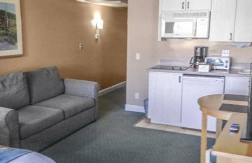 Canyon Corridor Condo | Quaint Jr Villa Sleeps 4 at GORGEOUS Palm Canyon Resort! Kitchenette!