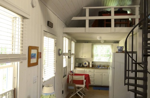 Edgartown House | Quaint Martha's Vineyard Guest Cottage -Edgartown-walk to restaurants and shops