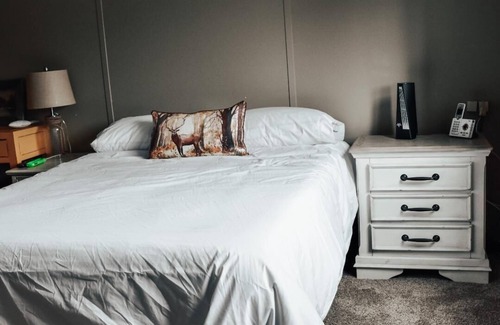 Cascade Hotel | Quaint Motel Room near Blue Ribbon Fly Fishing on Missouri River