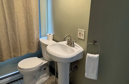 Chester Depot Hotel | Quaint Queen room at the Chester Inn