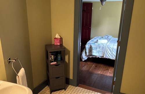 Chester Depot Hotel | Quaint Queen room at the Chester Inn