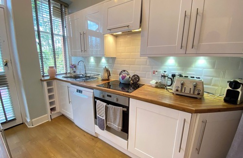North Berwick Cottage | Quaint railway cottage close to beach and high street - 5* guest rated.