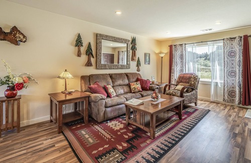 Orick House | Quaint Retreat Near Town w/ Gas Grill, Deck & Free WiFi - State Parks Nearby