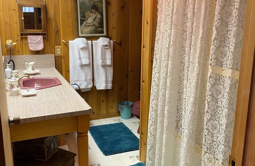 Ennis House | Quaint Riverfront Cabin