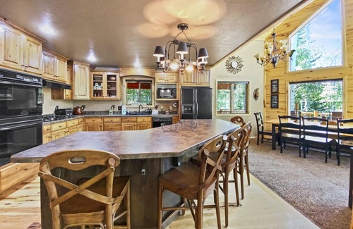 Mammoth Creek Cabin | Quakie Lake Retreat, Mountain cabin 5 bd 3 bth Heart of Dixie National Forest