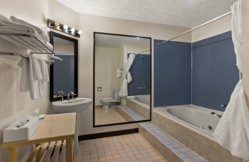 Traverse City Hotel | Quality Inn Traverse City