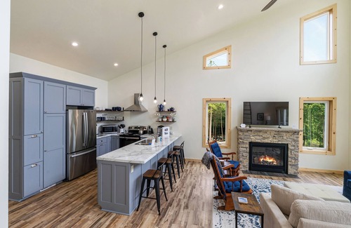Sturgeon Bay House | Quarry's Edge Retreat – New Waterfront Getaway w/Airy Interiors & Private Dock!