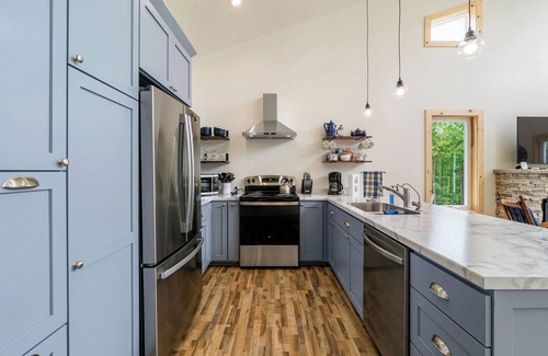 Sturgeon Bay House | Quarry's Edge Retreat – New Waterfront Getaway w/Airy Interiors & Private Dock!