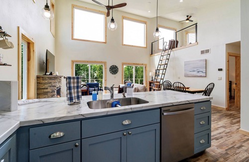 Sturgeon Bay House | Quarry's Edge Retreat – New Waterfront Getaway w/Airy Interiors & Private Dock!