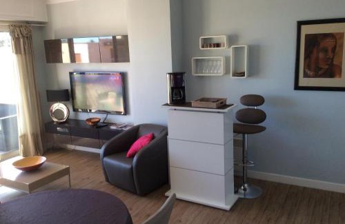 Vence Apartment | Quartier piscine municipale Bel Appart 4 pers terrasse parking wi-fi