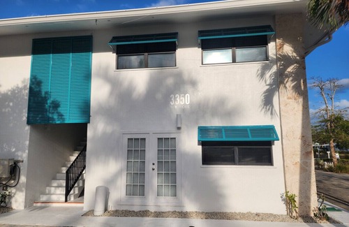 East Naples Villa | Queen 2nd Floor One Bedroom at Bayshore Inn & Docks
