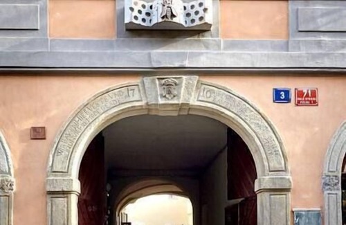 Prague 1 Apartment | Queen Bee house. Johan studio