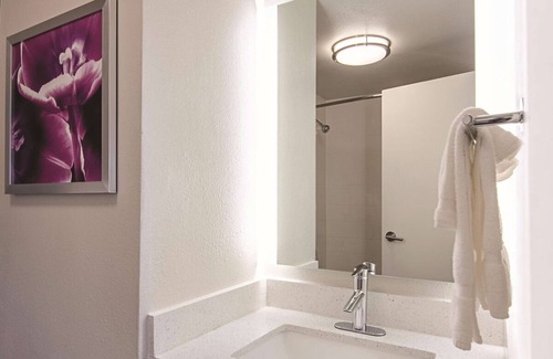 Valley Street Hotel | Queen Comfort Room, La Quinta Wyndham, Breakfast Included, Close to Downtown