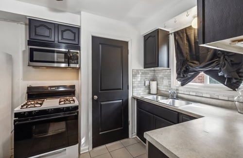 Inkster House | Queen G2 Mansion (3-Bedroom Home) - Pets Allowed by RedAwning