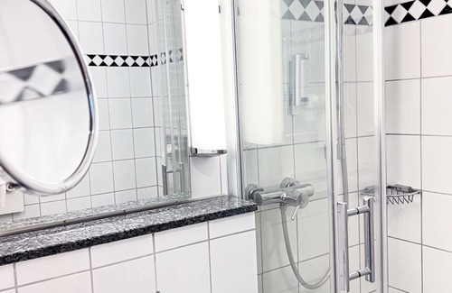 Unterrath Hotel | Queen Single Apartment