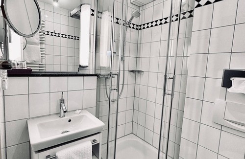 Unterrath Hotel | Queen Single Deluxe Apartment + Balcony