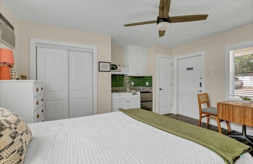Safety Harbor Hotel | Queen Studio Comfort Downtown + Laundry