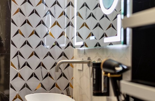 Crotone Bed & Breakfast | Queen Suite with Jacuzzi - B&B Kreart Suites & Rooms