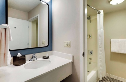 Oyster Point Hotel | Quick Escape! Pet-friendly Property, Onsite Parking!