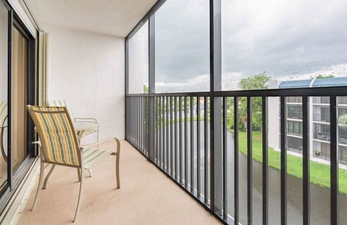 Jupiter Condo | Quick walk to the beach from top floor condo!