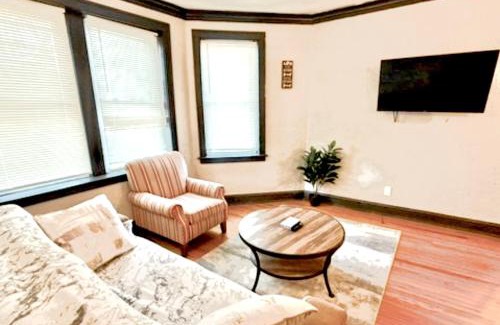 Gage Park Apartment | Quiet 1BR, Eat-In Kitchen, Close to Midway
