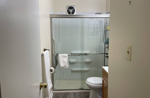 Medfield Apartment | Quiet 2 Bedroom Apartment Condo close to Downtown - Emerald Elite