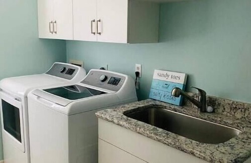 Golden Beach House | Quiet 2 bedroom island home blocks from beach!