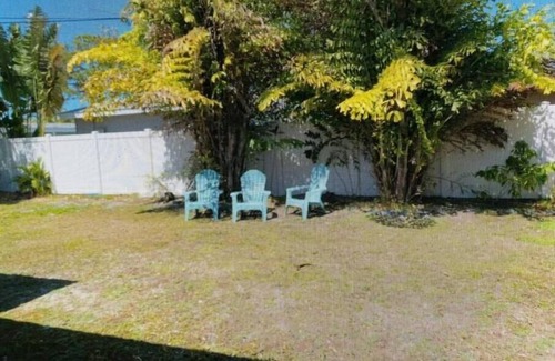 Golden Beach House | Quiet 2 bedroom island home blocks from beach!