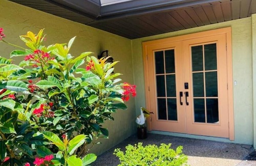 Golden Beach House | Quiet 2 bedroom island home blocks from beach!