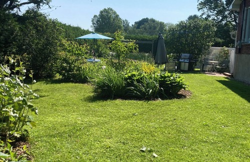 Cowansville Apartment | Quiet and bright studio,near wine roads,zoo,waterslides,golf,spas& breweries !
