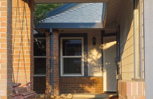 Elk Grove House | Quiet and Comfy Home | 70" SmartTV | Close to Everything