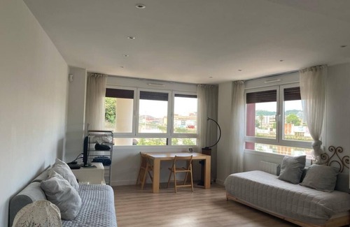 Zorrotza Apartment | Quiet apartment next to the river, ideal for visiting Bilbao! w/Parking