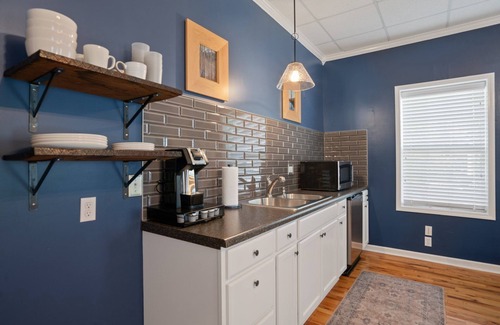 Brownsville House | Quiet Apartment