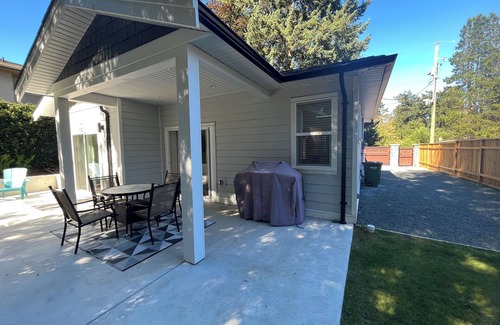 Saanich East Cottage | Quiet area- steps to UVIC, Cadboro Bay Village & Beaches, close to downtown.