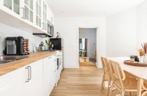 East Boston Apartment | Quiet brownstone close to city