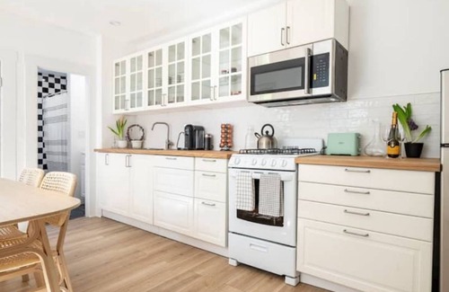 East Boston Apartment | Quiet brownstone close to city
