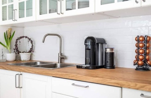 East Boston Apartment | Quiet brownstone close to city