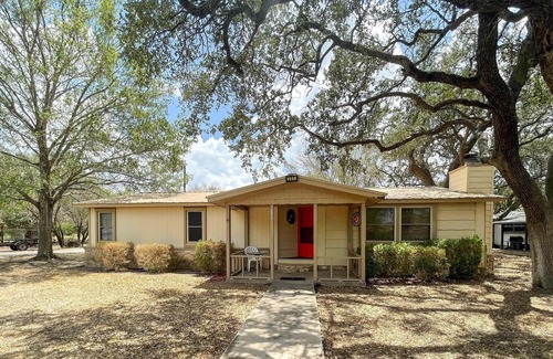 Brackettville House | Quiet & Comfortable Home on Fort Clark Springs Golf Corse
